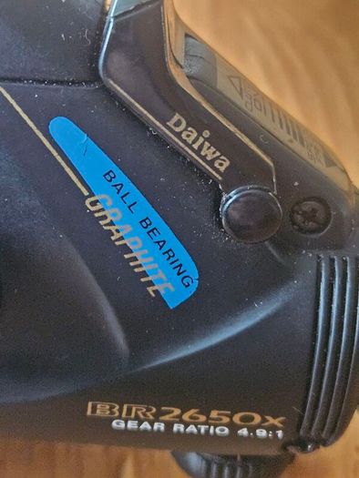 Daiwa BR2650X graphite baitrunner/spinning fishing reel with a 4.9:1 gear ratio. IN GOOD CONDITION.  SEE PHOTOS FOR SAME