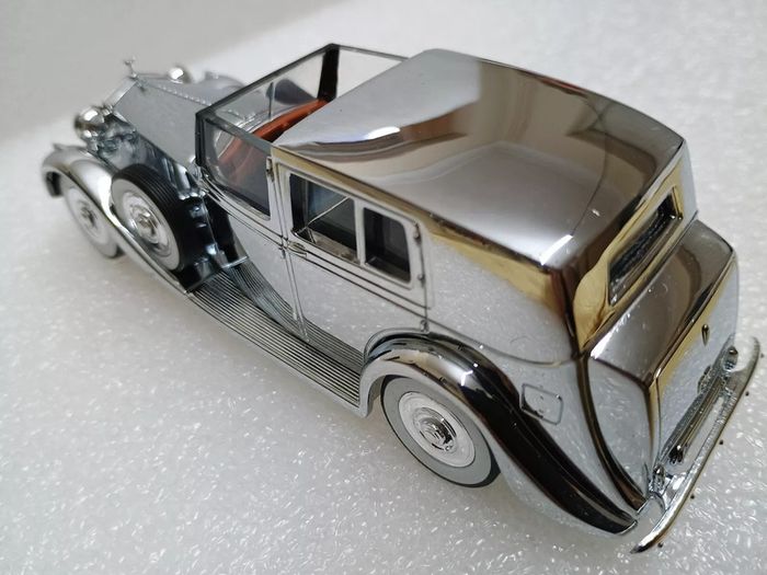 Corgi James Bond Attache Case with 8  Chrome Bond Cars
