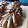2 curtain holders and decorative wall accessories Image 4