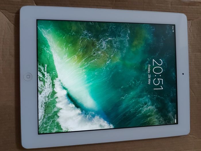 Apple Ipad 4, A1458, 16GB, with over 20 childrens movies for their entertainment, Excellent Battery