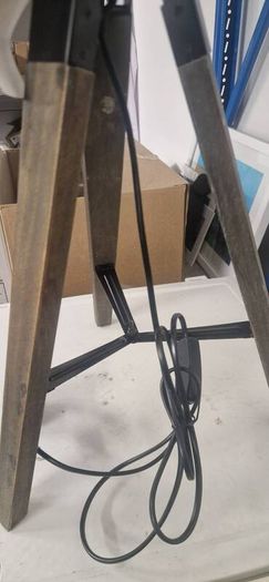 Tripod table lamp