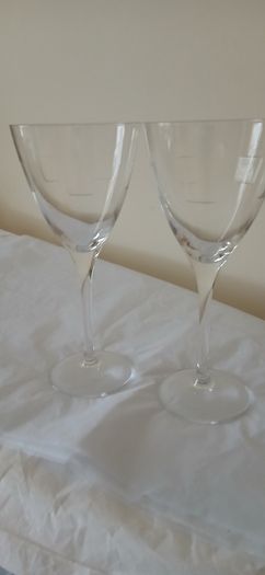 A pair. 2 x Vintage Wine Glasses. Geometric patterned elegant wine glasses. FREE Stopper.