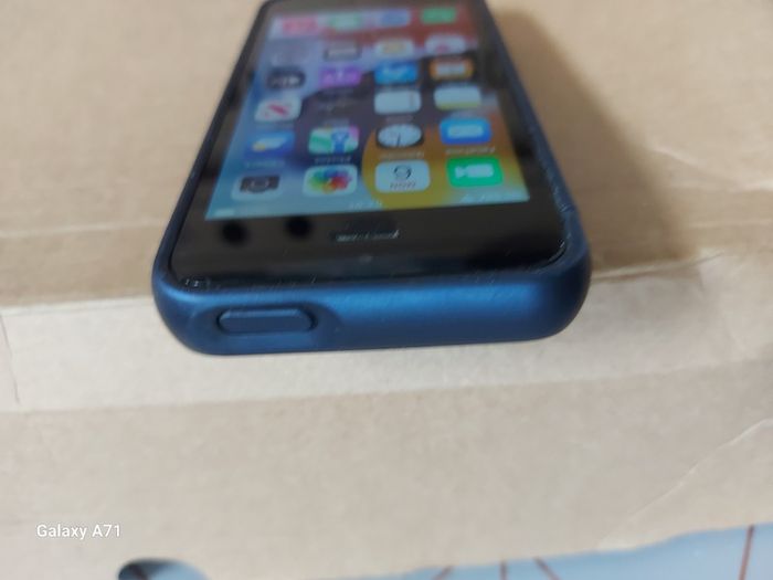 Apple Iphone SE, Space Grey, 32GB, with Battery Pack Case for Great protection, excellent condition