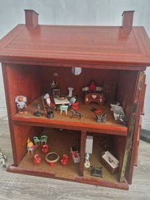 Vintage doll house,including furniture and dolls ..great little house.
