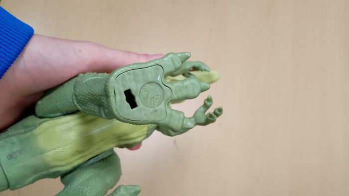 Jurassic World: Dominion Yangchuanosaurus dinosaur figure