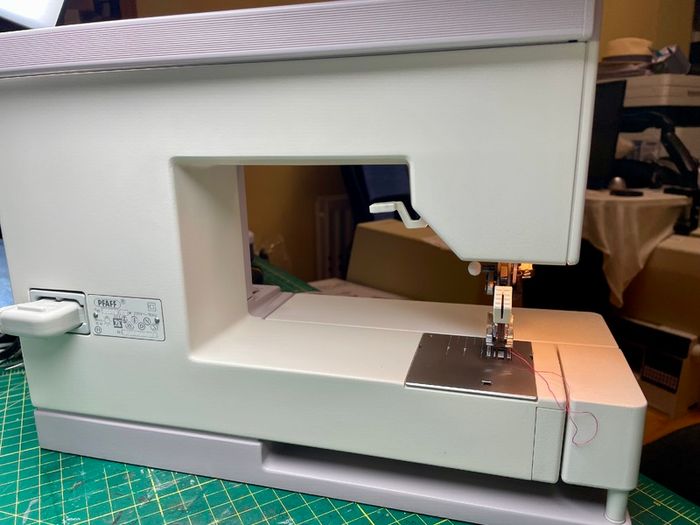 PFAFF 1051 Heavy Duty Sewing Machine - With IDT - Just serviced - Like new condition
