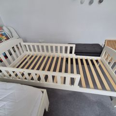 Toddler bed