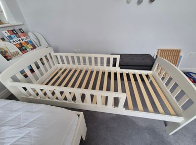 Toddler bed
