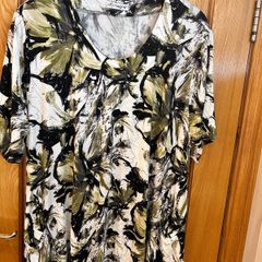 Magna 2 pocket tunic size 20/22