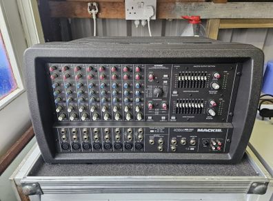 8 Channel Mackie Powered Desk & 2 400w speakers