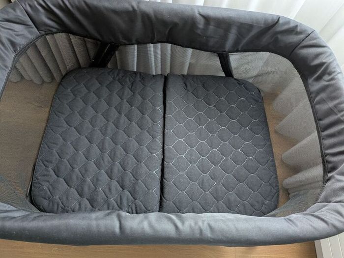 Graco Side-by-Side Bedside Crib / Travel Crib with mattress and carry bag
