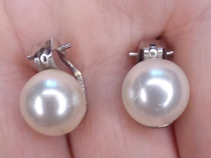 Vintage jewelry is sold individually for 5 to 10 euros