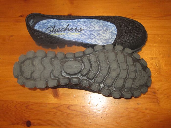 NEW Sketchers.....black size 4