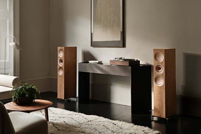 Current KEF Reference 5 META Stunning walnut veneer 200W Floorstanders under 12 months old Bargain 4K New