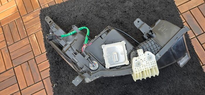 nissan leaf left headlight
