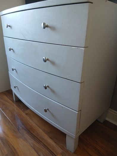 King Sleigh Bed matching lockers & chest of drawers
