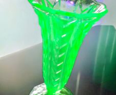 Uranium glass vase 16cm