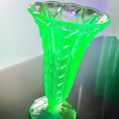 Uranium glass vase 16cm