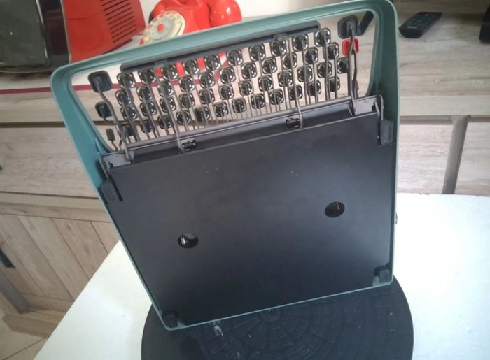 Olivetti Lettera 32 Typewriter