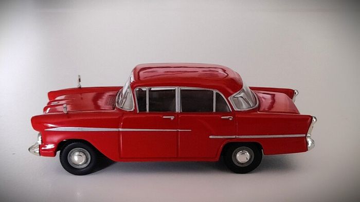 Diecast Model Vauxhall Victor F Series Red - Collectable Vanguards 1:43