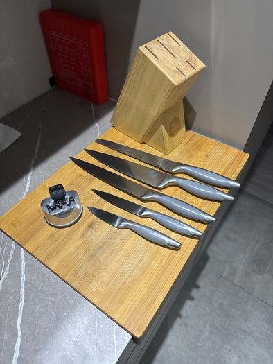 Set of Knives + Knife Sharpener
