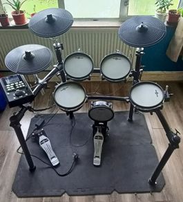 Electronic Drum Kit and amp
