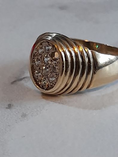 9ct gold ring With cluster diamonds hallmarked 375