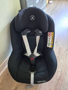Maxi Cosi Pearl Pro 2 Car Seat and Family Fix 3 isofix base