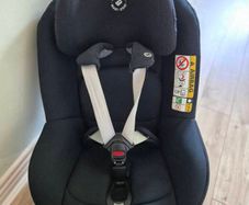Maxi Cosi Pearl Pro 2 Car Seat and Family Fix 3 isofix base