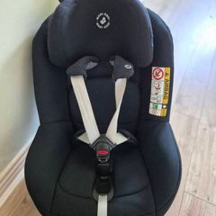 Maxi Cosi Pearl Pro 2 Car Seat and Family Fix 3 isofix base