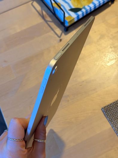 iPad Air 5th Gen 64GB 11"