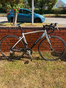 Giant Defy 4 Mens Road Bike