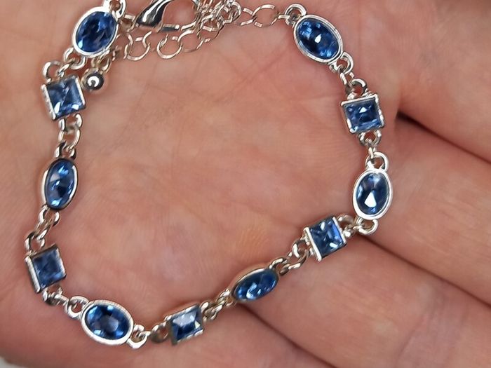 Vintage jewelry is sold individually for 5 to 10 euros