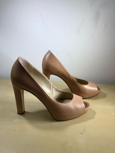 Hobbs Heels - size 5