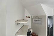A pair of e floating wall shelves mounted on decorative metal shelf brackets.