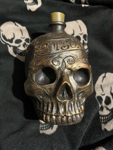skull poison decoration size 22/15 cm