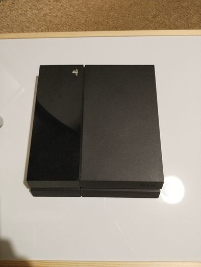 Ps4  2 controler  w/ HDMI cable
