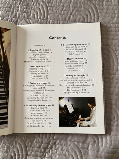 Book - Learn to play the piano & Keyboard