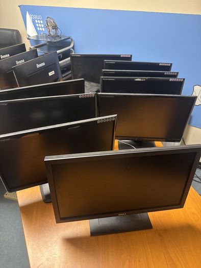 9x 22" monitors