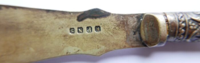 Vintage Sheffield butter or fish knives, two knives have white mother-of-pearl handles