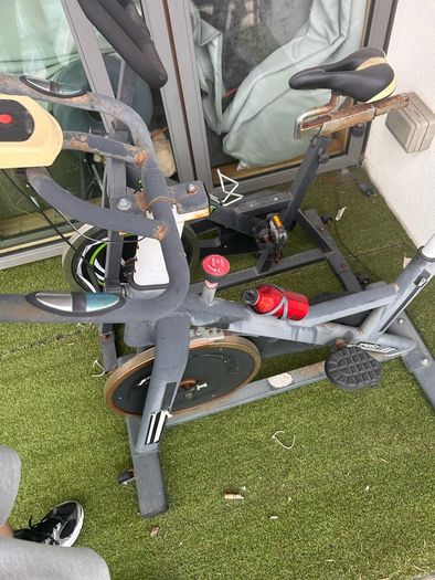 2 gym bikes free to take