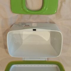 Wet wipes dispenser