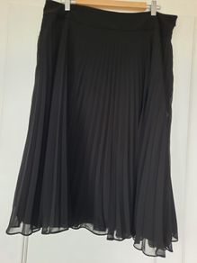 Black pleated skirt