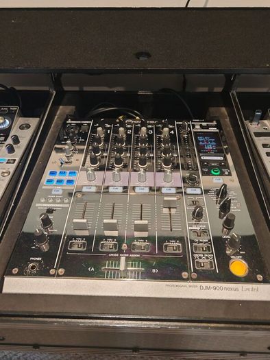 Pioneer CDJ-2000 Nexus Limited + DJM-900 Nexus Limited + Gorilla Flight Case