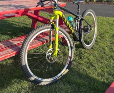 Canyon Lux cf full carbon bike medium frame 29 and comes with full face Fox Rampage helmet