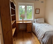 Single trundle bed - ie has further pull out single bed on wheels underneath