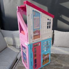 Barbie Malibu house and accessories