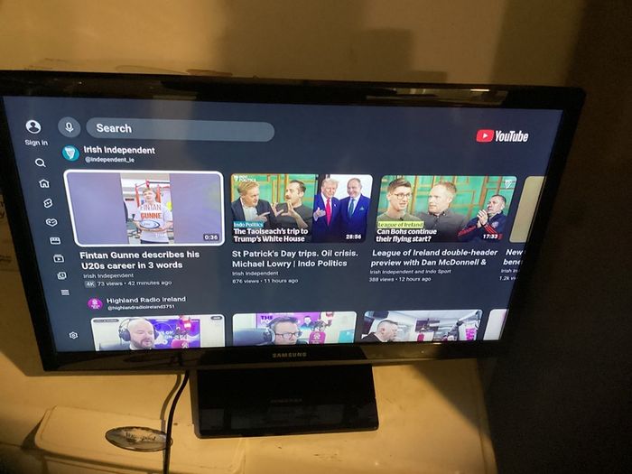 24 Inches Samsung Smart Television, SMART TV with USB, 2 HDMI, Scart, WIFI connectivity, etc Barely used.