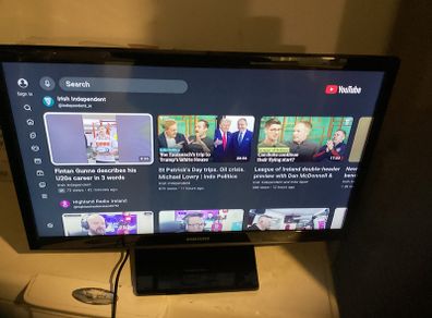 24 Inches Samsung Smart Television, SMART TV with USB, 2 HDMI, Scart, WIFI connectivity, etc Barely used.
