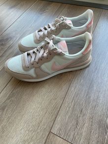 Nike Internationlist white/pink trainers